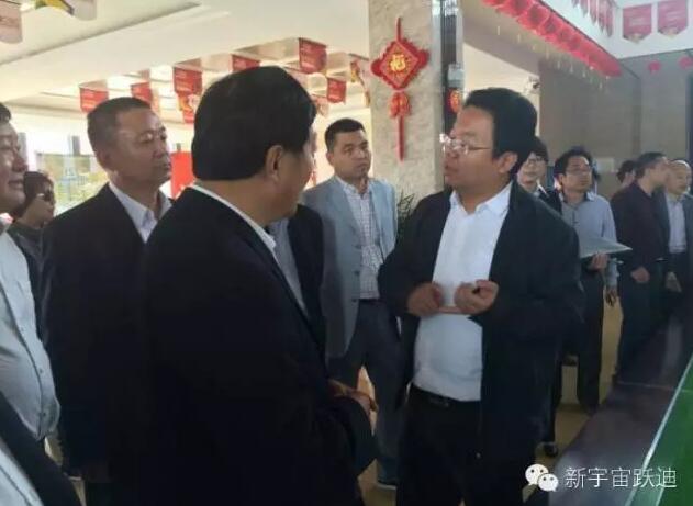 永年县政府副县长张双牛同志向吕洪涛会长详细介绍企业生产状况